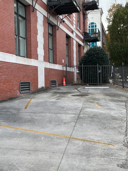 Building Photo - 300 S Gay St