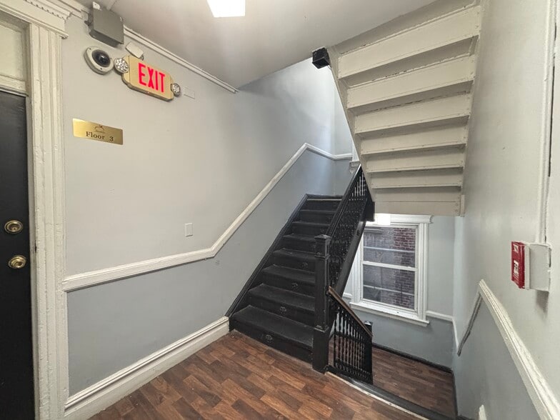 Building Photo - 6000 Monroe Pl