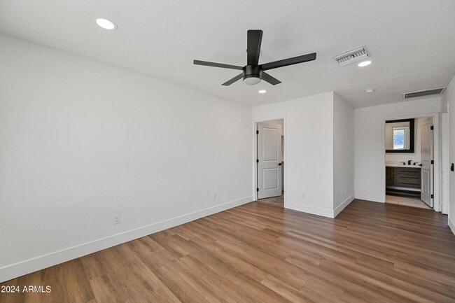 Building Photo - 732 E Vista Del Cerro Dr