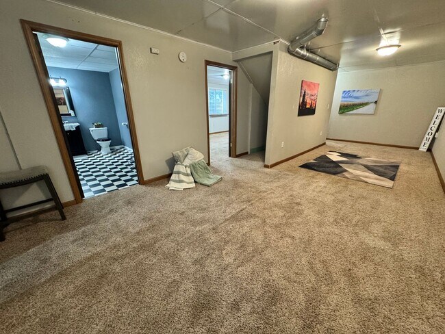 Building Photo - 215 Greenbush Dr