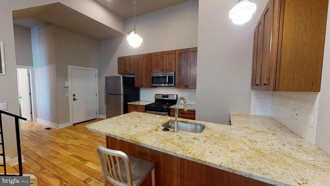 Building Photo - 2701 W Girard Ave