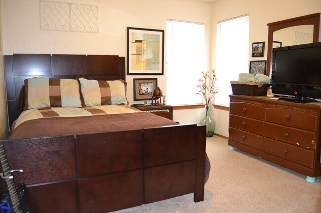 Building Photo - Large 3/2 in Great Hills w/ Treetop Views