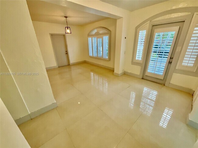 Building Photo - 1612 NE 2nd Ct