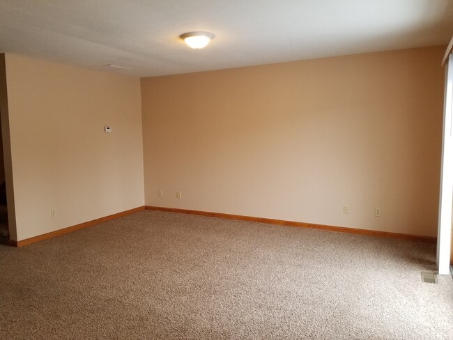 Building Photo - 3 bed 1.5 bath home
