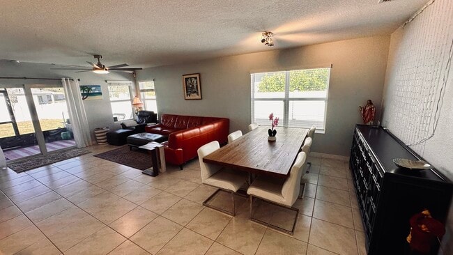 Building Photo - 3869 SE Lee St