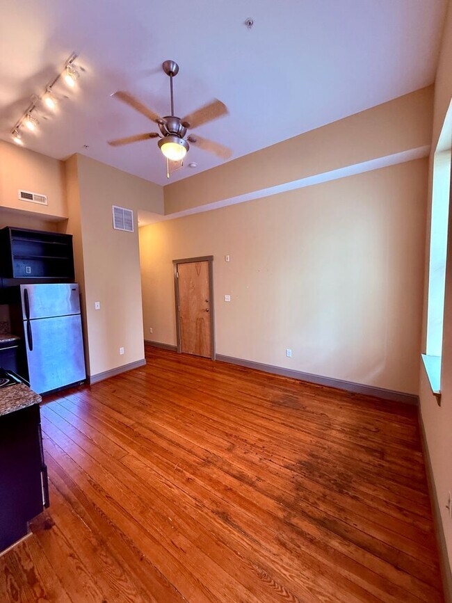 Interior Photo - 321 West Franklin Street