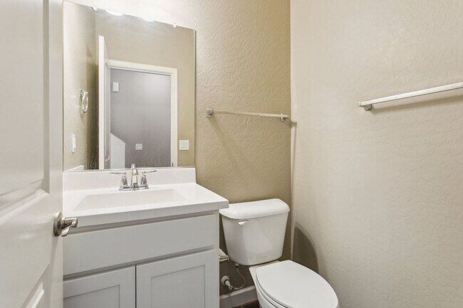 Building Photo - Gorgeous Condo