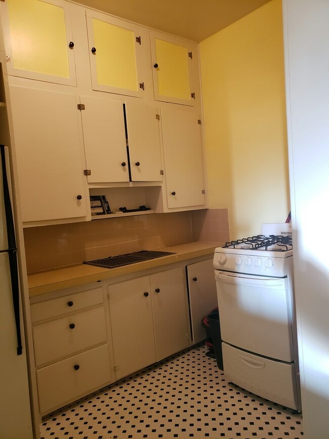 Building Photo - 1428 W Dean Ave