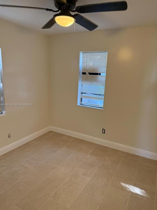 Building Photo - 631 NW 17th Ave