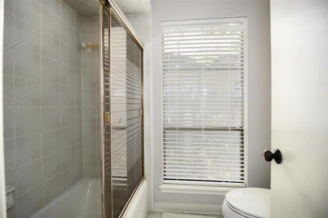 Building Photo - 3323 Village Falls Ct
