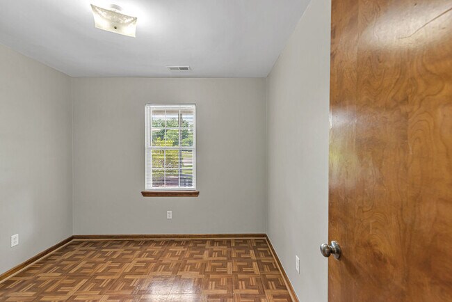 Building Photo - 304 Gaston Ct