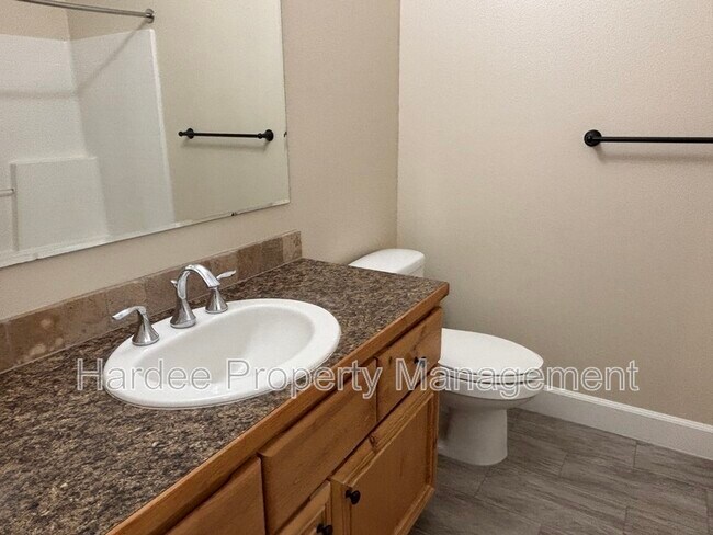 Building Photo - 573 E Halpin Dr