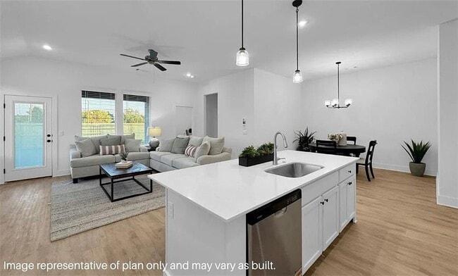 Building Photo - 2431 Longfellow Dr