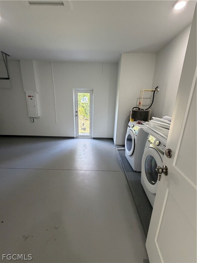 Building Photo - 723 Ivan Ave S