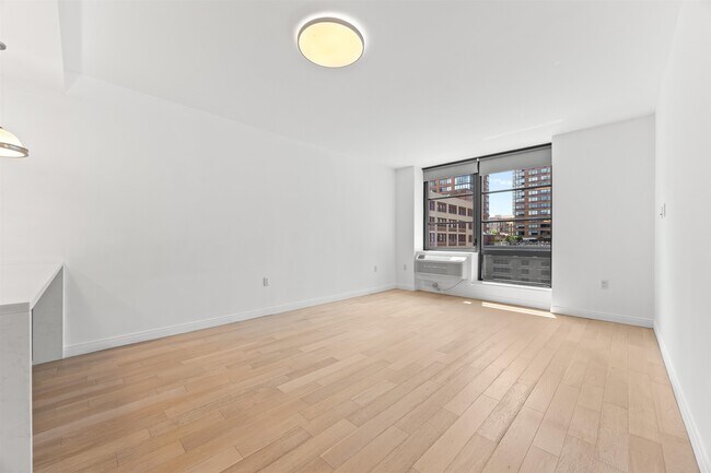 Building Photo - 160 1st St