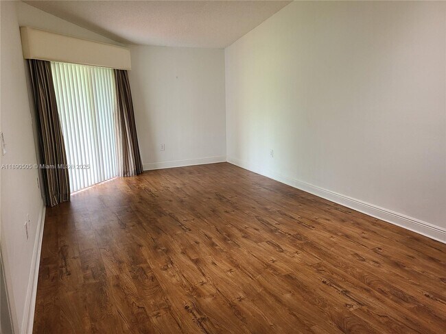 Building Photo - 9851 Nob Hill Ct