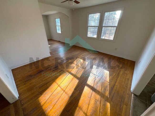 Building Photo - NEWLY RENOVATED! Spacious 6-Bedroom, 2-Bat...