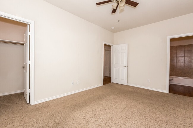 Building Photo - Great 3 bed/2 bath Home Backing onto Holland Park Recreation Area/Trail!!