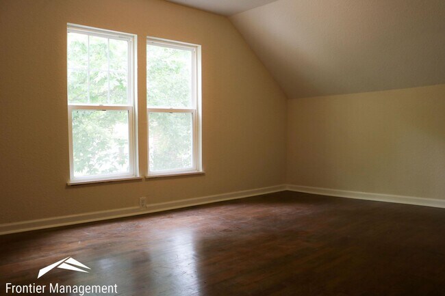 Building Photo - Recently Remodeled 3 Bedroom Farm Style Home!
