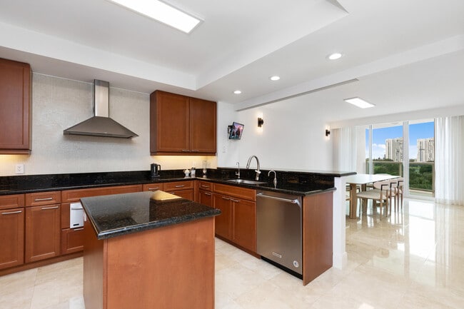 Building Photo - 20201 E Country Club Dr