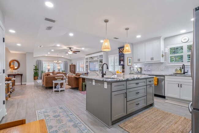 Building Photo - 605 Waverly Rd