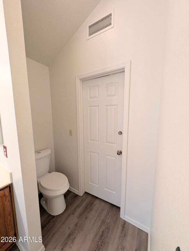 Building Photo - 2325 E Lakecrest Dr