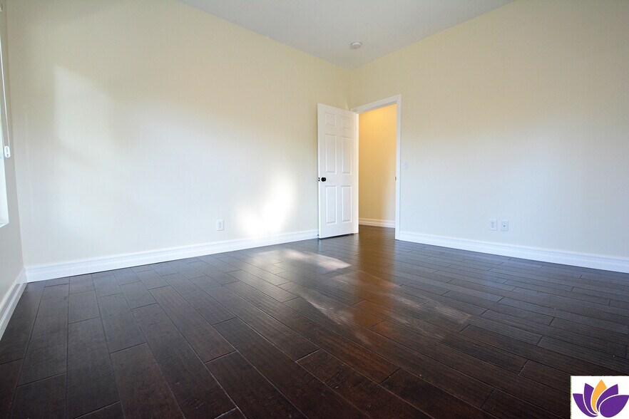 Building Photo - 1093 Avoca Ave