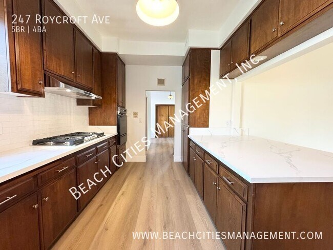 Building Photo - 247 Roycroft Ave