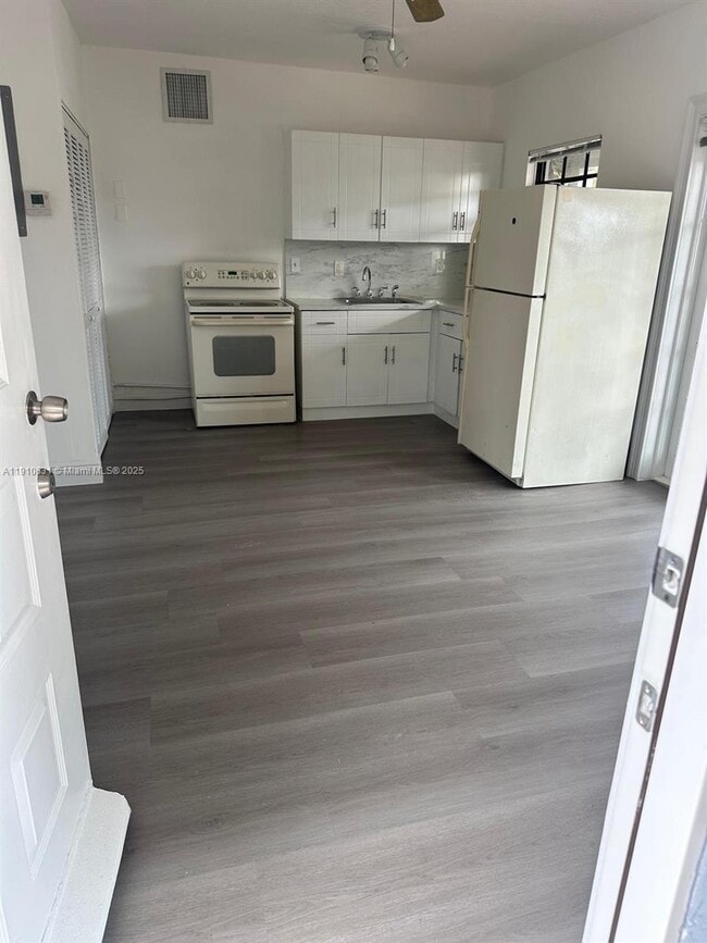 Building Photo - 312 SW 32nd Ave