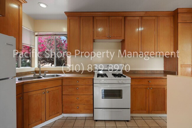 Building Photo - 2716 Medlow Ave