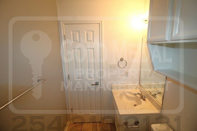 Building Photo - Beautiful 3-bed, 2-bath home now available...