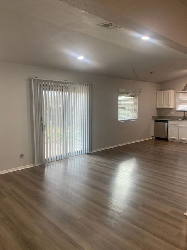 Building Photo - Renovated 3 Bedroom/ 1.5 Bath in Great Neighborhood