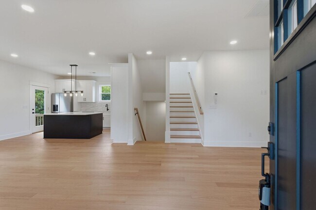 Building Photo - Spacious 5-Bedroom with Fenced Yard & Modern Amenities