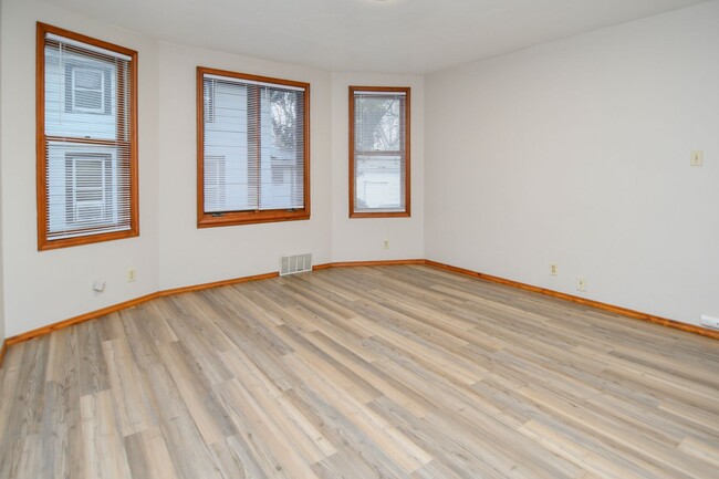 Building Photo - 2 Bed 1 Bath Lower - ALL UTILITIES INCLUDE...