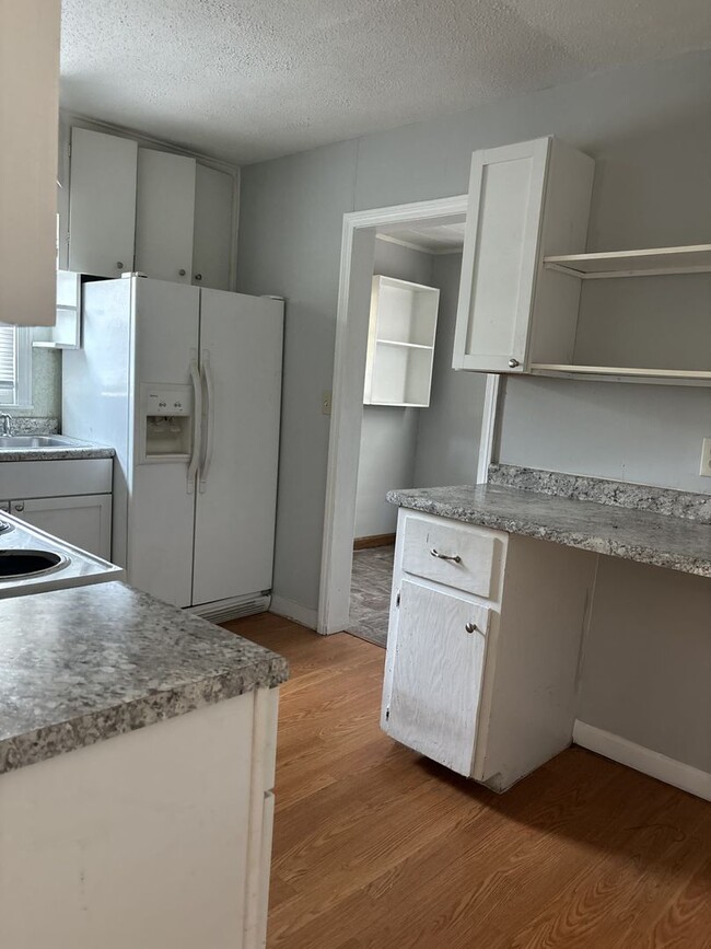 Building Photo - Cute 2 bedroom, 1 bath home in West Wichita