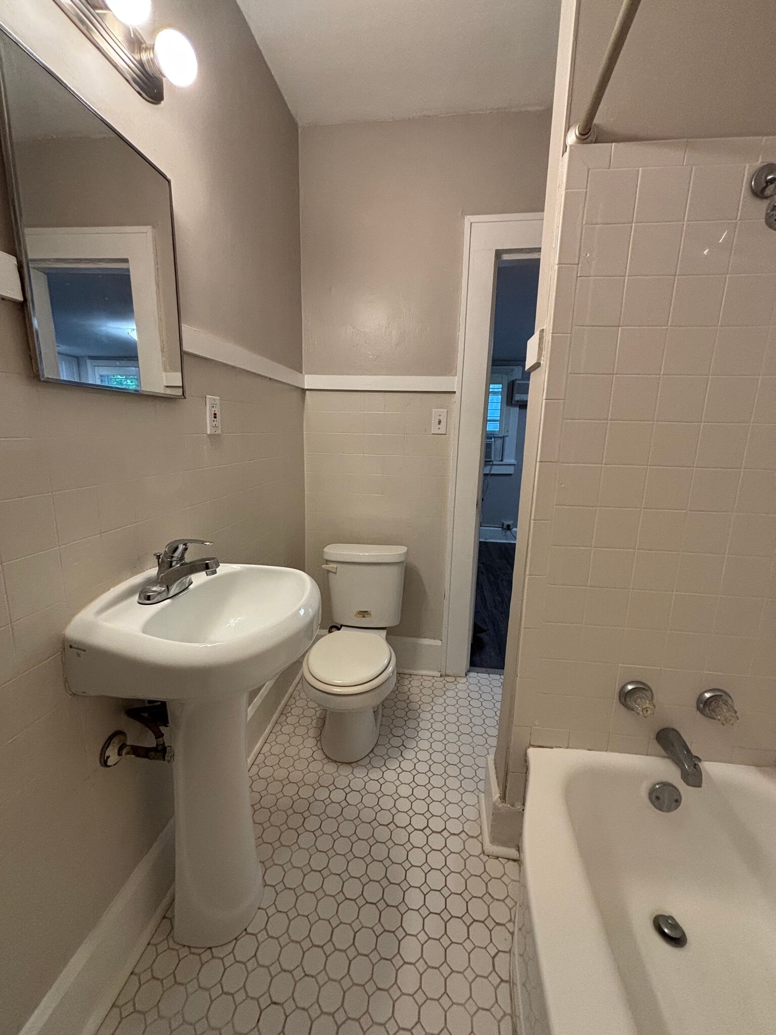 Building Photo - 1 Bed/1 Bath - Unit 4