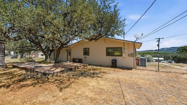 Building Photo - 701 Luehlfing Dr