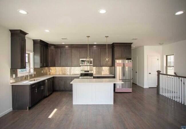 Building Photo - 5105 Meadowview Ave