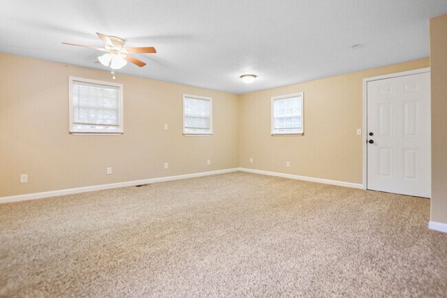 Building Photo - Pet Friendly Three Bedroom!