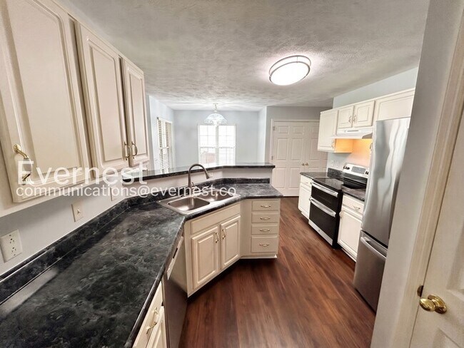 Building Photo - 3-Bed/2-Bath Home with Attached Garage/ Available Now!
