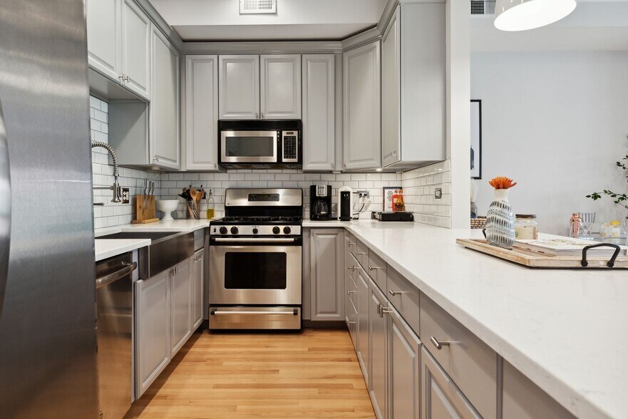 Building Photo - 821 W Superior St