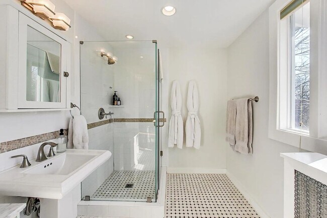 Building Photo - Palisades, NW Washington, DC - Beautiful 4...