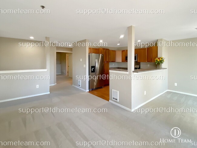 Building Photo - Luxurious 1-Bedroom Condo with Scenic Views and Modern Amenities in Bellevue, WA!