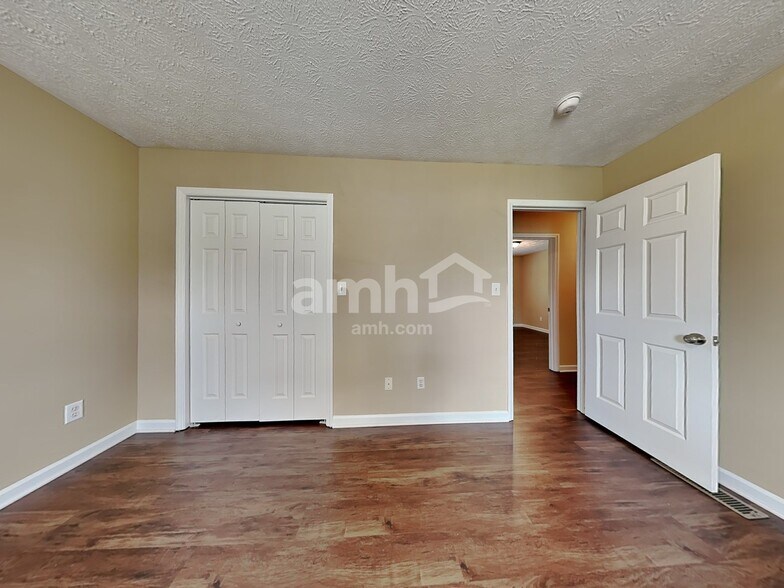 Building Photo - 541 Clyde Dr