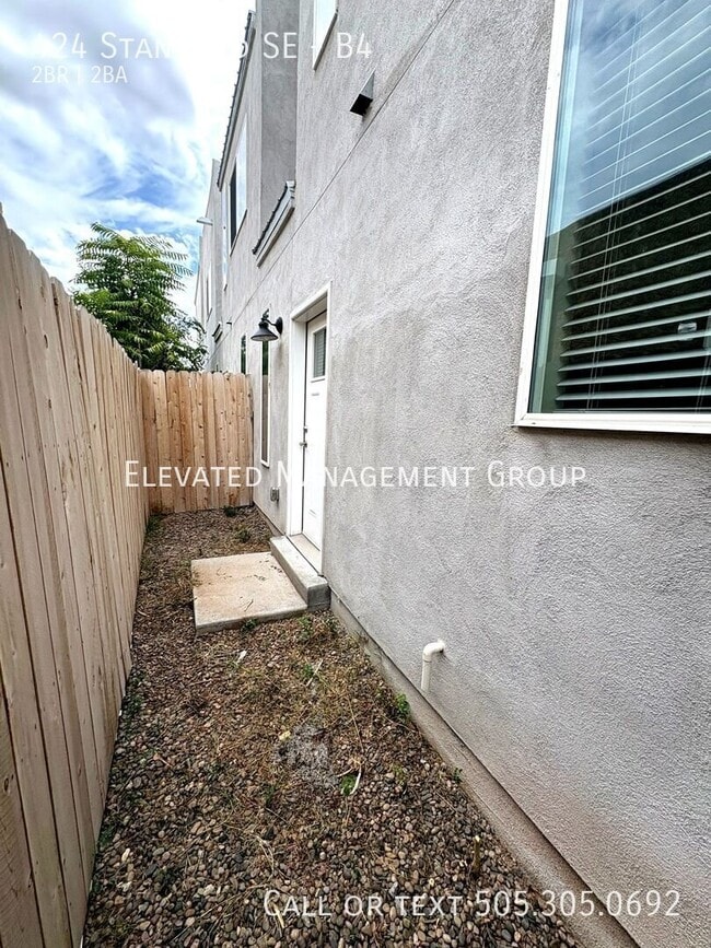Building Photo - 424 Stanford Dr SE
