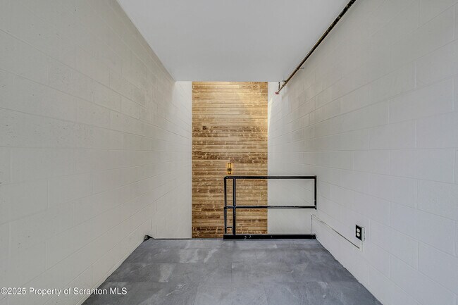 Building Photo - 215 Hickory St