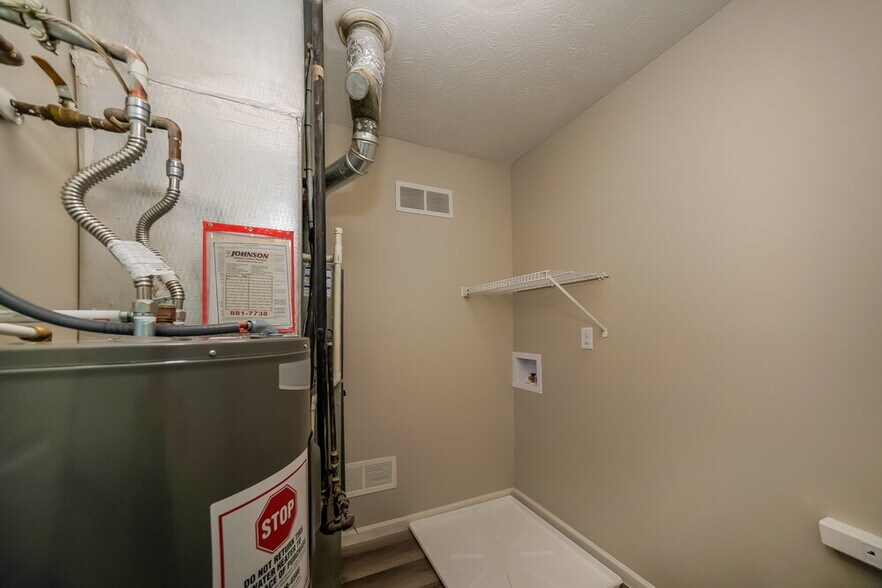 Building Photo - 957 Country Ln