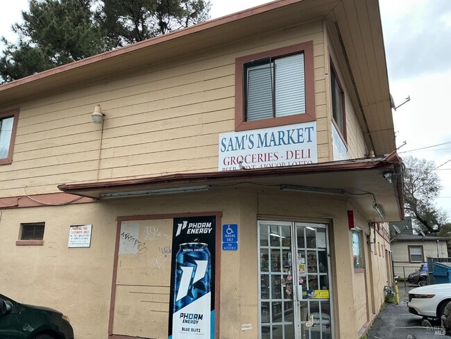 Building Photo - 212 S E St