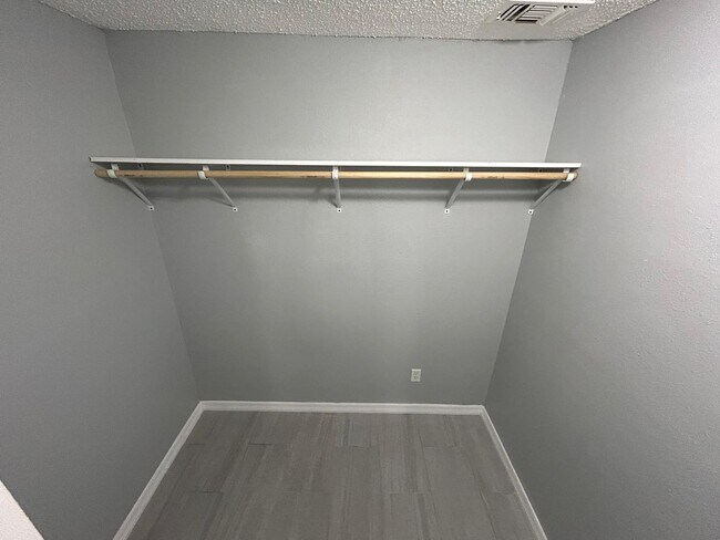 Building Photo - Spacious 5 Bedroom Home forRent in Tampa
