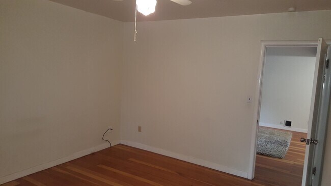 Building Photo - 627 Rose Ave